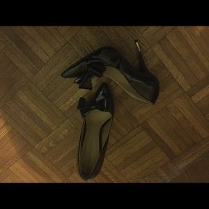 Black stilettos with bow accent 7.5